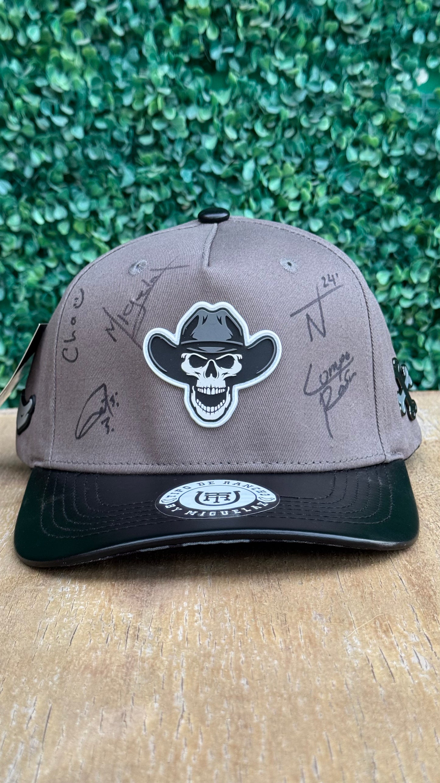 Gorra Primera Edicion Tipo De Rancho Gris Autografiada