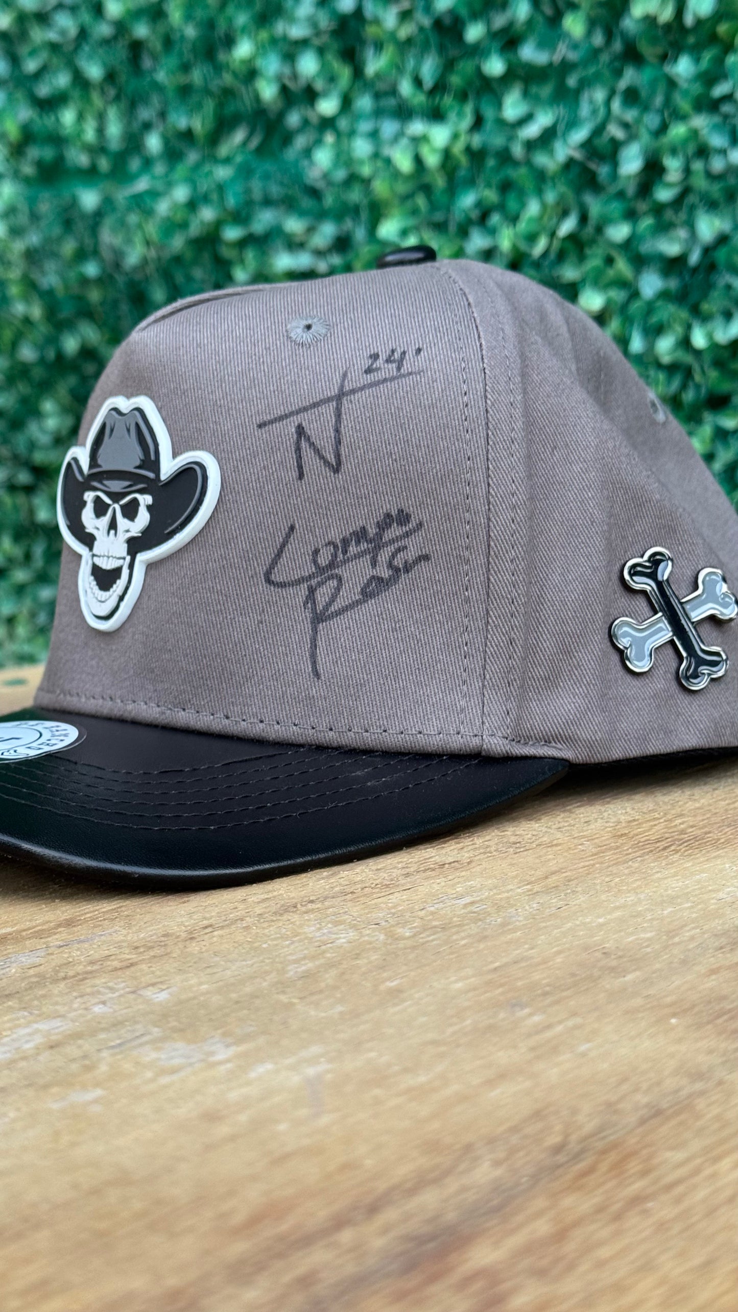 Gorra Primera Edicion Tipo De Rancho Gris Autografiada