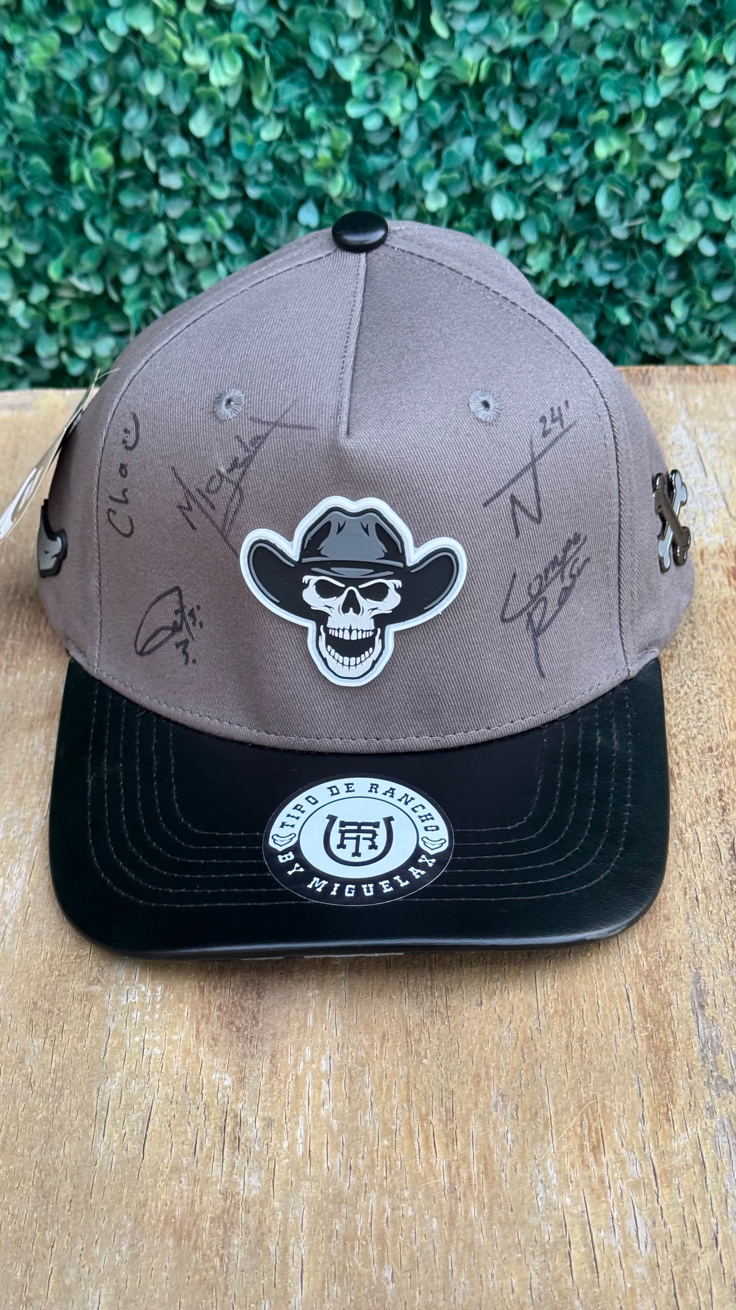 Gorra Primera Edicion Tipo De Rancho Gris Autografiada